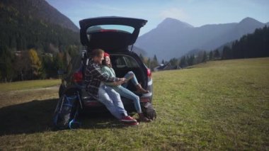 Arabada oturan ve haritaya bakıyordum mutlu sevenler