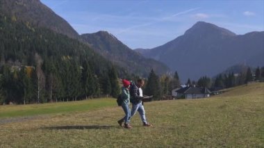 Bir harita ile genç İspanyol Çift