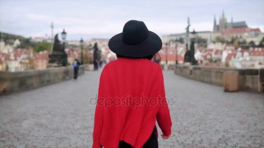 Prag'da yürüyüş şapka giyen genç bir Bayan