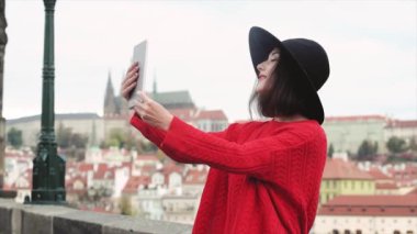 Genç hipster kadın, Prag'da selfie yapma