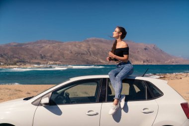 Kadın beyaz bir araba sahil