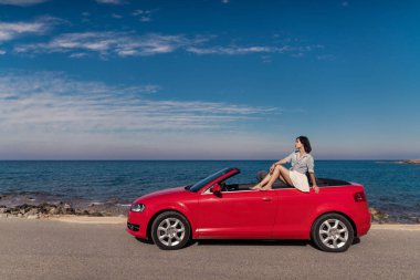 Cabriolet seaside adlı genç kadın