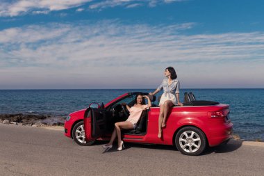 Cabriolet seaside adlı genç kadın