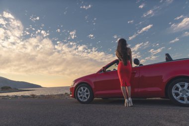 cabriolet seaside adlı genç kızla