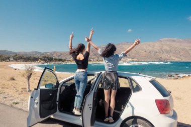 Mutlu genç kız beyaz arabada ayakta