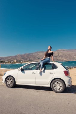 Mutlu güzel kız oturup beyaz araba