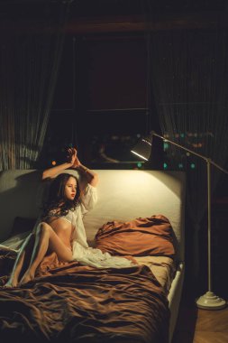 Beyaz sabahlık ve sutyen güzel Bayan