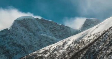 Karlı dağlar Elbrus Cheget ve bulutlar Timelapse