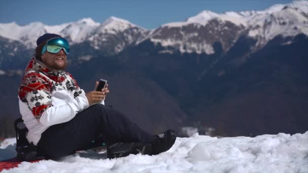 Snowboardista, používání mobilního telefonu v horách