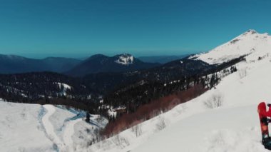 Karlı kış orman ve bir snowboarder
