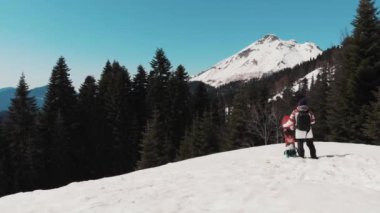 Dağ orman erkekte Snowboarder