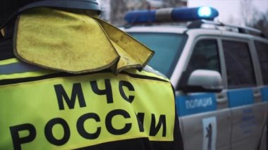 Bir polis arabası, mavi ışık flasher üstüne. Şehir ışıkları arka planda.