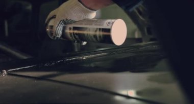 Tamirci ressam siyah bir araba boyama