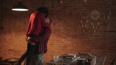 Seven sarılma ve kapalı döne döne tatlı Çift