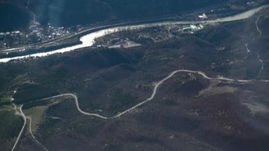 Uçak penceresinden, tepeler ve nehirler'göster