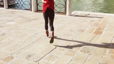 İtalya, Venedik 'te yürüyen mutlu kadın gezgin. Turist kız Avrupa 'ya tatile gitti. Güzel bayan ünlü Büyük Kanal 'a koşuyor. Karantina sona erdi. Turizmin yeniden doğuşu. Sınırların açılması.