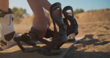 Üç hippi yaz tatilinin tadını çıkarıyor. Macera atmosferi. Gün batımında elinde kumla koşan genç adamlar. Tatiller, spor, yolculuk, seyahat, mutluluk, arkadaşlık konsepti