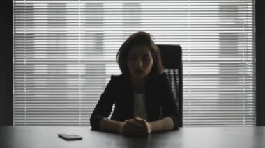 Şok olmuş karışık ırk iş kadını, kovulduğu için stresli hissediyor. Kariyerinin sonu, iflas. İşsizlik ve ekonomik kriz, koronavirüs yüzünden. Covid-19, salgın konsepti.