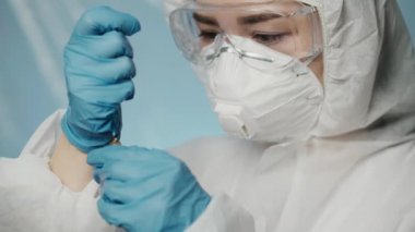 Doktor, bir şırınga al ve hastanede koronavirüse karşı aşı al. Klinikte tedavi. Salgınla ilgili bilimsel araştırma. Laboratuvarda sinik test yapılıyor. Karantina, covid-19 konsepti