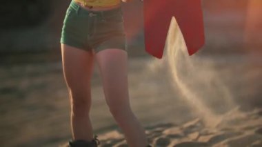 Gün batımında çölde seksi sarışın snowboardcu kız. Seyahat yaşam tarzı konsepti. Dubai 'de yaz tatili. Turizm, tatiller ve macera ortamı. Zımparalı kadın. Ekstrem spor ve aktiviteler.