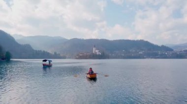 Genç çift birlikte kayak yapıyor ve balayı boyunca Alph Dağları 'nın muhteşem manzarasının tadını çıkarıyor. Gülümseyen adam kürek çekiyor ve güzel kızıyla konuşuyor. Mutlu erkek ve kadın yazın seyahat eder..