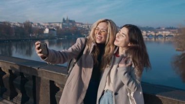 Prag 'da kendini alan kadın arkadaşlar. Seyahat, arkadaşlık, gençlik, milenyum, blog yazarı, şöhret sosyal medya kavramı. Çekimler kırmızı 4k, 10 bit renk