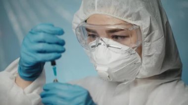 Beyaz kadın tıp bilimci Covid 19 virüs aşısı Coronavirus aşısı için örnek alıyor. Gribe karşı sağlık mücadelesi, tehlikeli baca ve koronavirüs salgını ve salgına karşı mücadele.