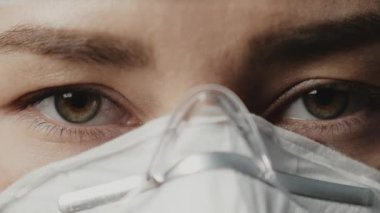 Deneyimli kadın cerrahın zoom portresi, hastanede ya da klinikte çalışmaya hazır maskeli bir doktor. Bir doktorun gözleri. Coronavirus 'taki sağlık çalışanları 19 salgını, karantina konsepti.