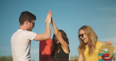 Açık havada yaz. Mutlu gülümseyen insanlar, ellerinde snowboard ile güneşli bir gecede beş kez arka planda bulunuyorlar. Çölde kum kaykayı. Genç arkadaşlar buluşuyor. Tatil, turizm ve ekstrem spor konsepti.