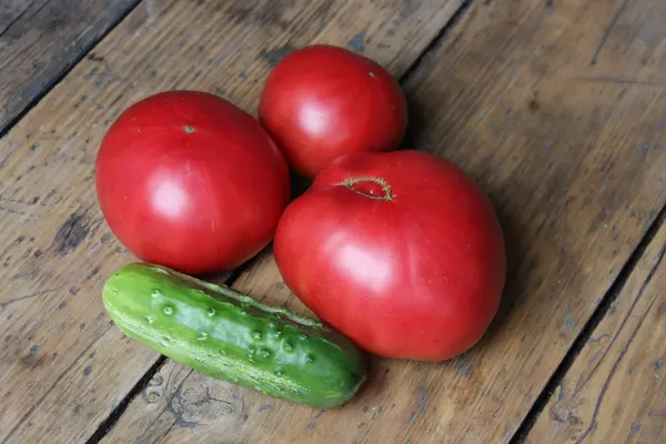 Tomate e pepino nas tábuas — Fotografia de Stock