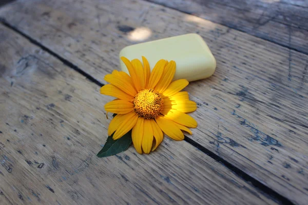 天然石けん、カモミールの花 — ストック写真