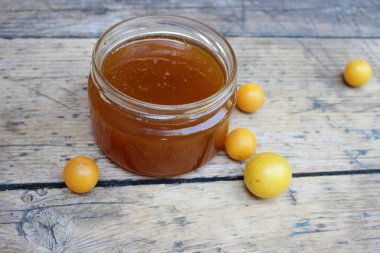 Bir kavanoz erik reçeli.