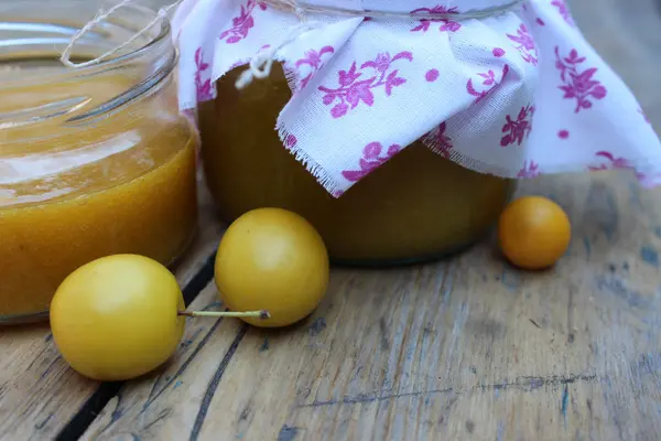 Vaso di marmellata di prugne — Foto Stock