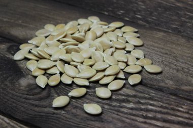 Tahta üzerinde Kabak tohumları