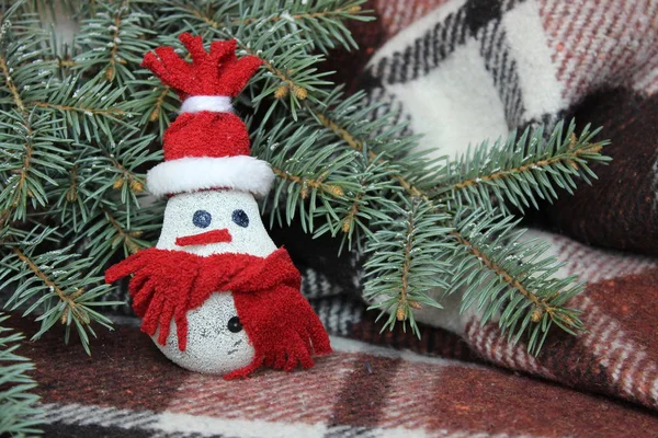 Снеговик возле рождественской елки — стоковое фото