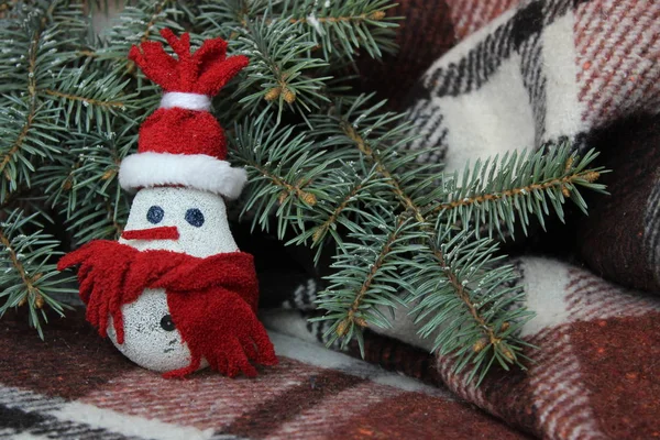 Снеговик возле рождественской елки — стоковое фото