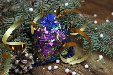 Hediyeler Noel ağacı arka plan üzerinde ile çanta