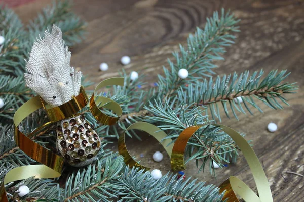 Рождественские елки и игрушки ручной работы — стоковое фото