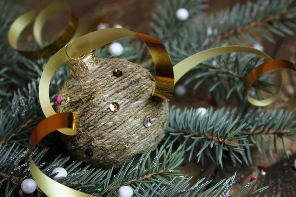 Рождественские елки и игрушки, завернутые в шпагат — стоковое фото