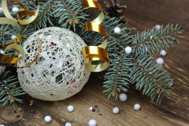 topu ile Noel ağacı