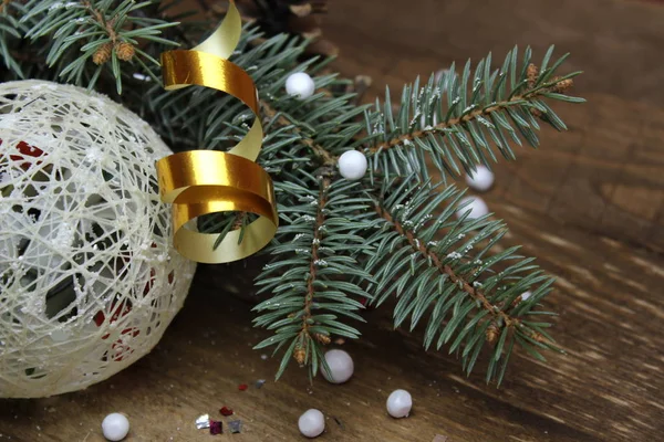 Рождественская елка с мячом — стоковое фото