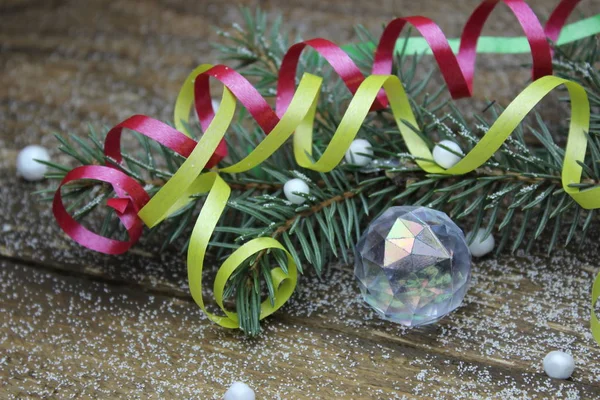 Рождественская елка и стеклянный шар — стоковое фото