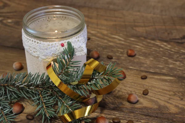 Juletre ved siden av nyttårsbålet – stockfoto