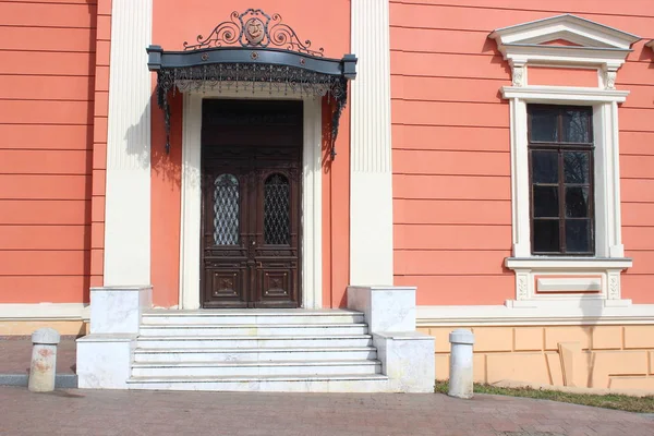 Entrance doors in the old house — Stock Photo, Image