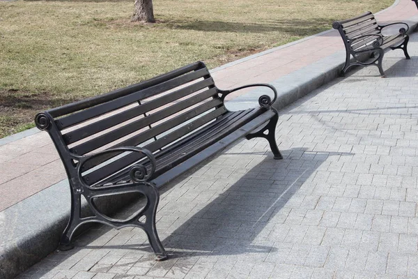 都市公園のベンチ — ストック写真