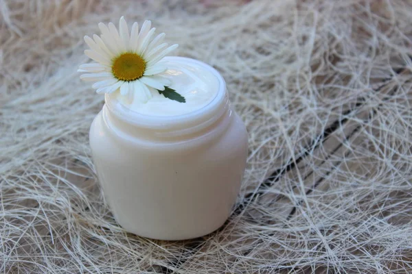 Kosmetické krémy s bílou camomilní květinou — Stock fotografie