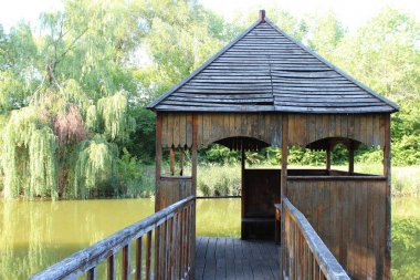 Göl kenarında çardak