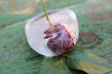 Kiraz buz. Dondurulmuş meyveler.