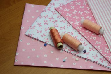 Kumaş iplik bobinleri ile