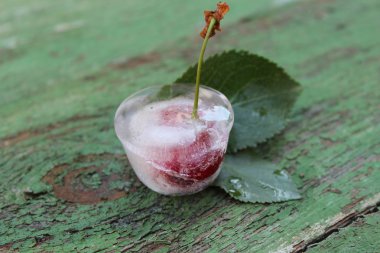 Kiraz buz. Dondurulmuş meyveler.